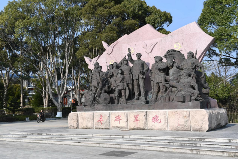 古田會(huì)議紀(jì)念館前的“豐碑軍魂”雕塑群（ 2021年1月25日攝）。新華社記者林善傳攝